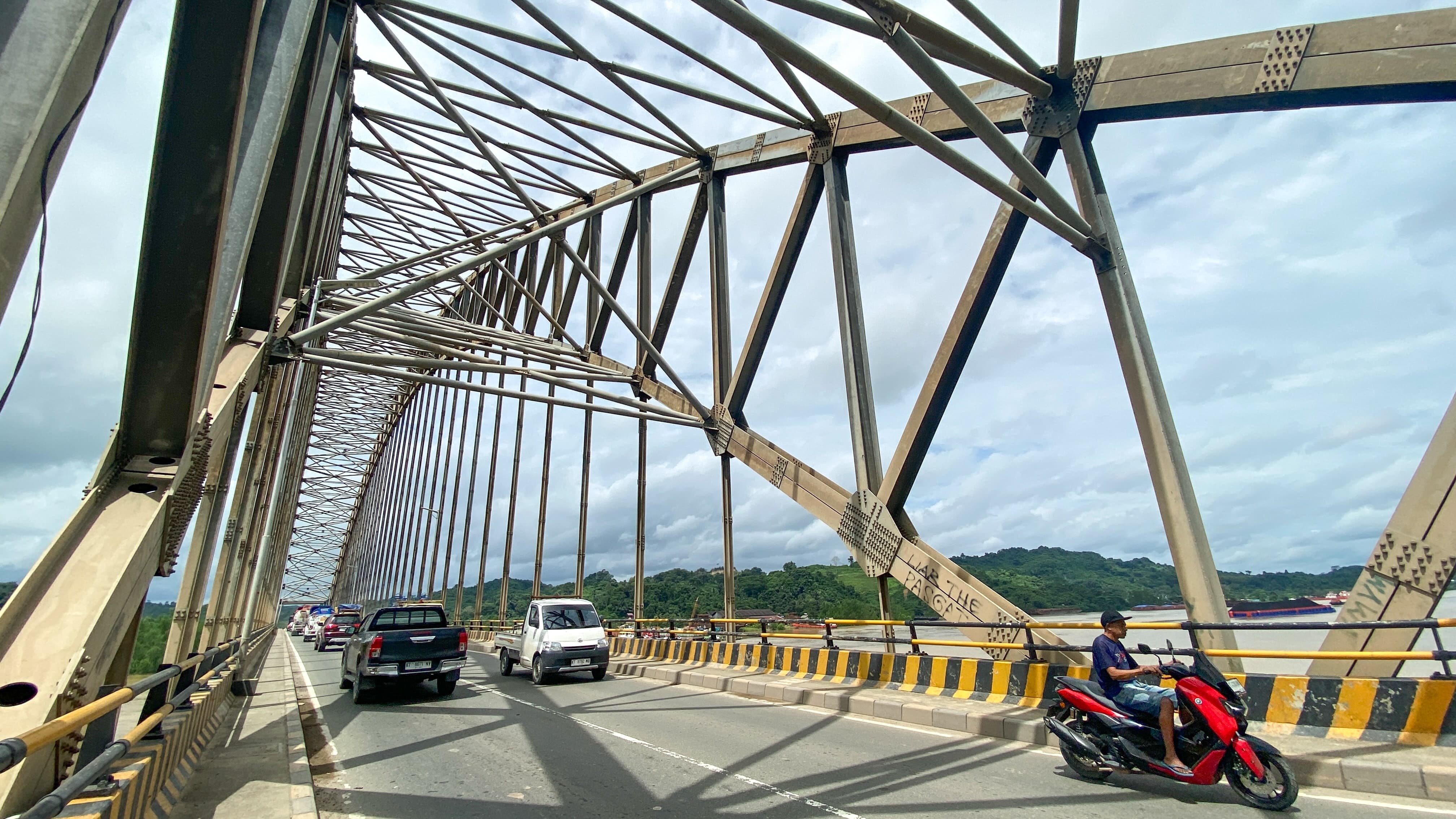 Jembatan Mahakam Ulu (Mahulu) Samarinda akan kembali diuji setelah ditabrak tongkang untuk ketiga kalinya pada Januari 2026 lalu. (DOK/KP)