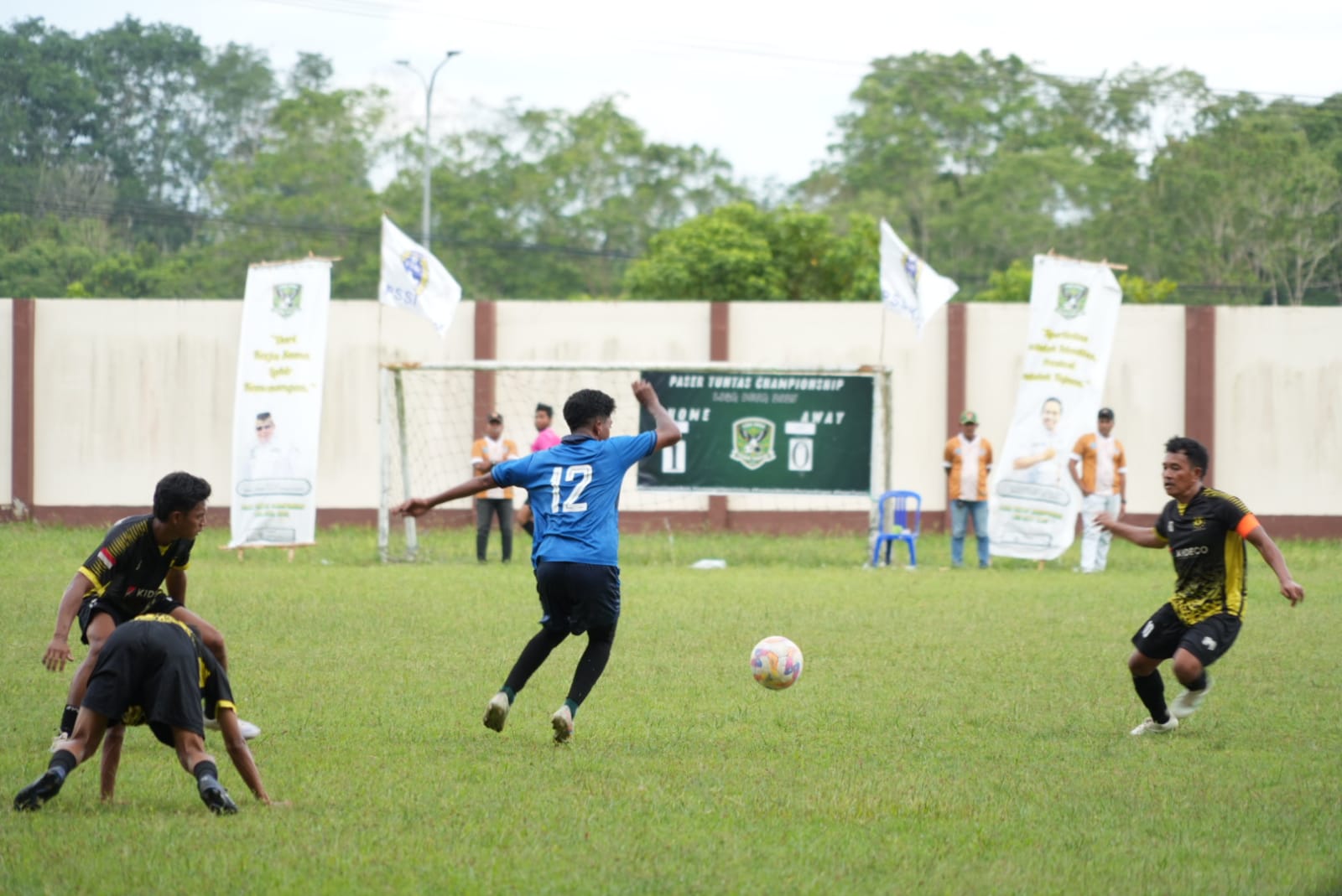 TARGETKAN: Atlet sepak bola Paser saat berlaga di pertandingan lokal antar-desa dan kecamatan se-Paser. Najib/KP