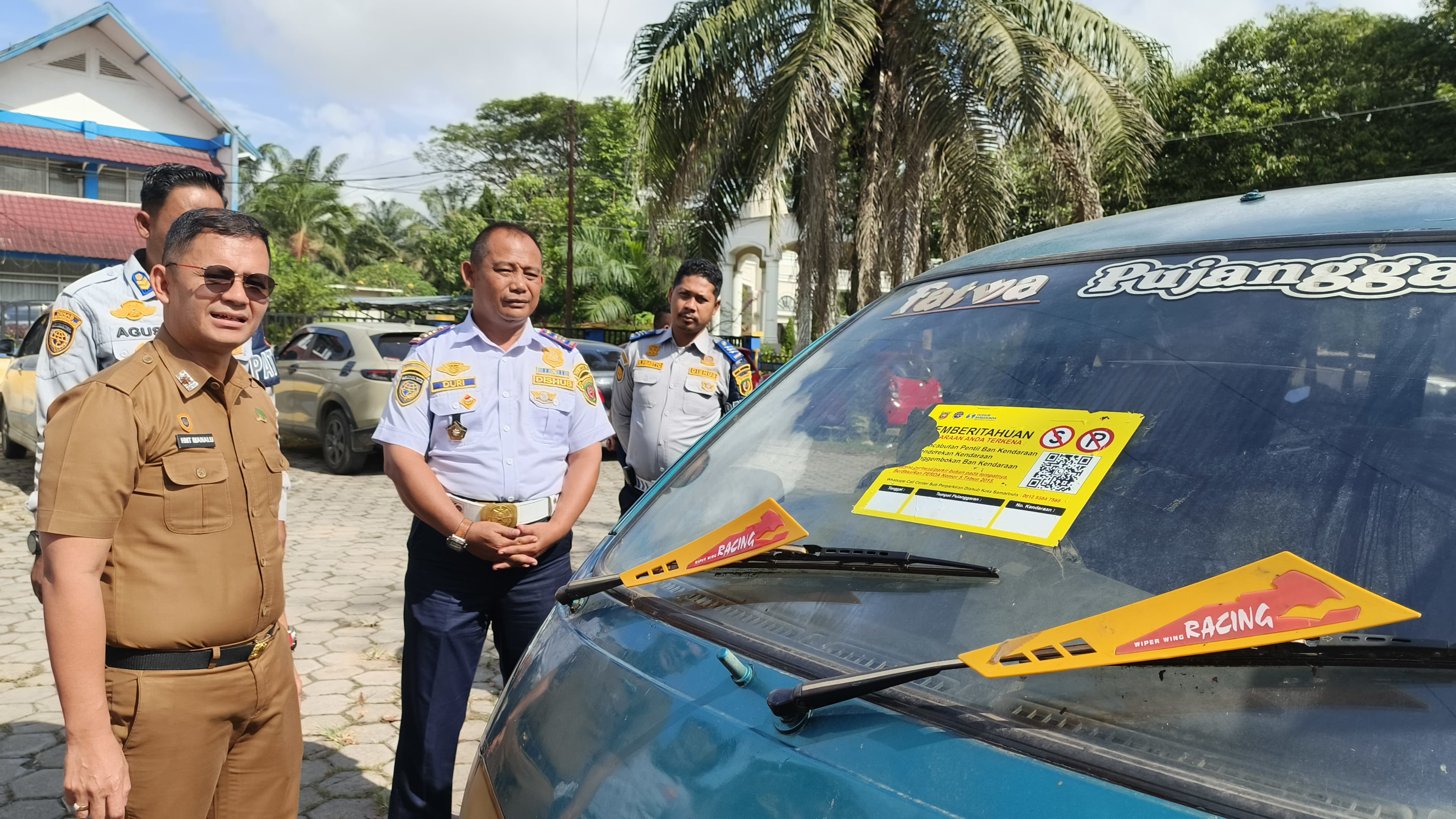 INISIASI: Dishub Samarinda memperkenalkan stiker pelanggaran parkir berdaya rekat tinggi yang mulai diterapkan pada tahun ini.
