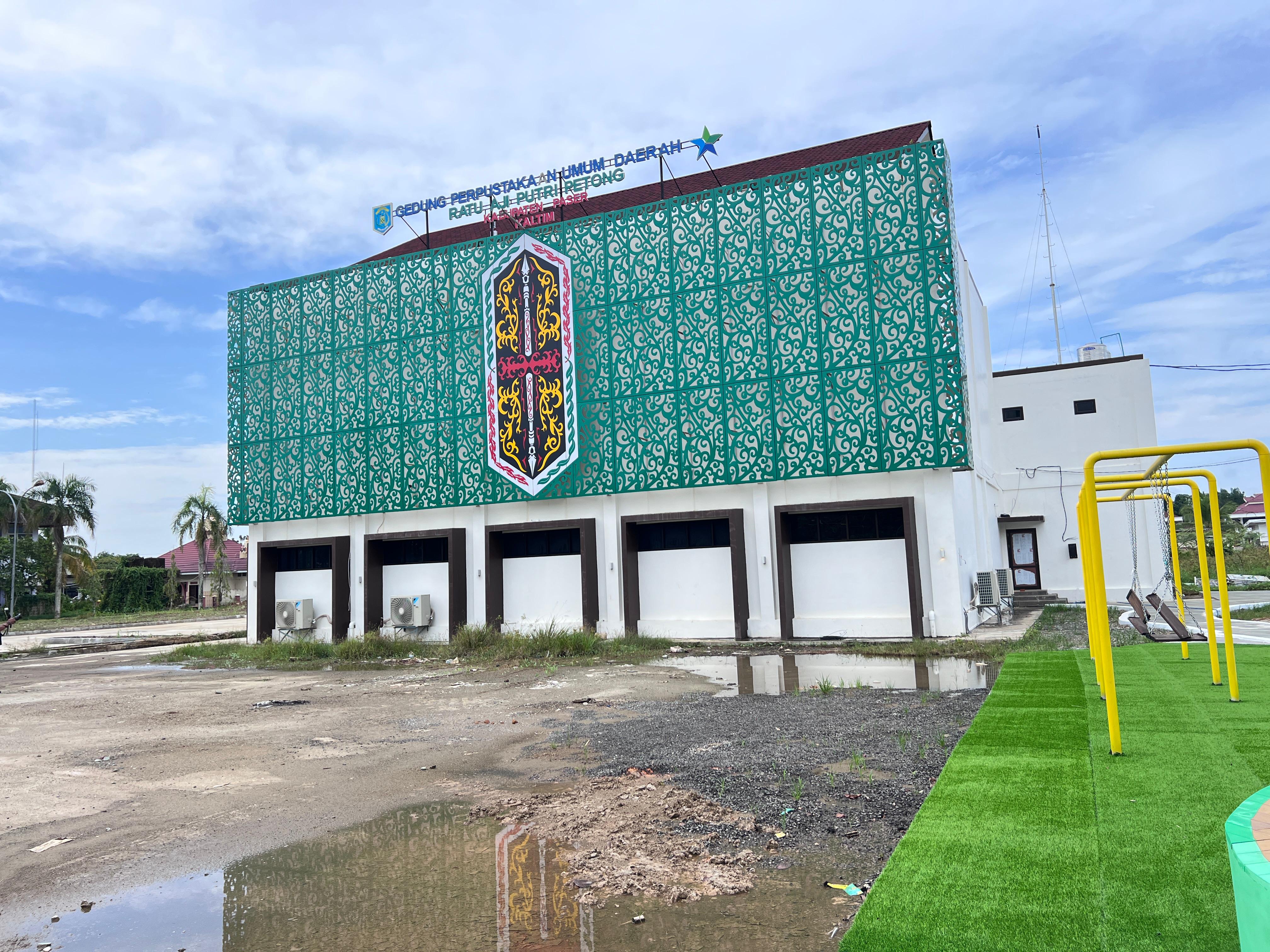 SEGERA DITEMPATI: Gedung Perpustakaan Paser ini sudah rampung pembangunan dan meubelernya di lantai 1. Najib/KP