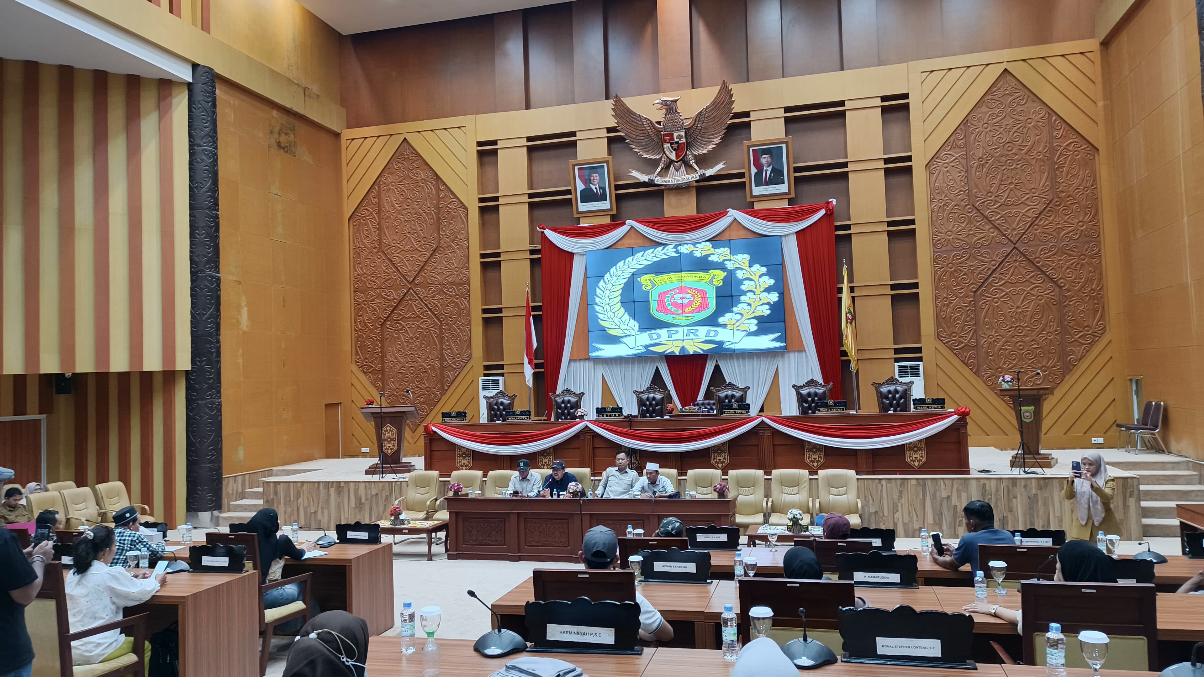 KAWAL: Hearing Komisi II DPRD Samarinda bersama pedagang penyewa Pasar Pagi, Selasa (3/2). Hafiz/KP