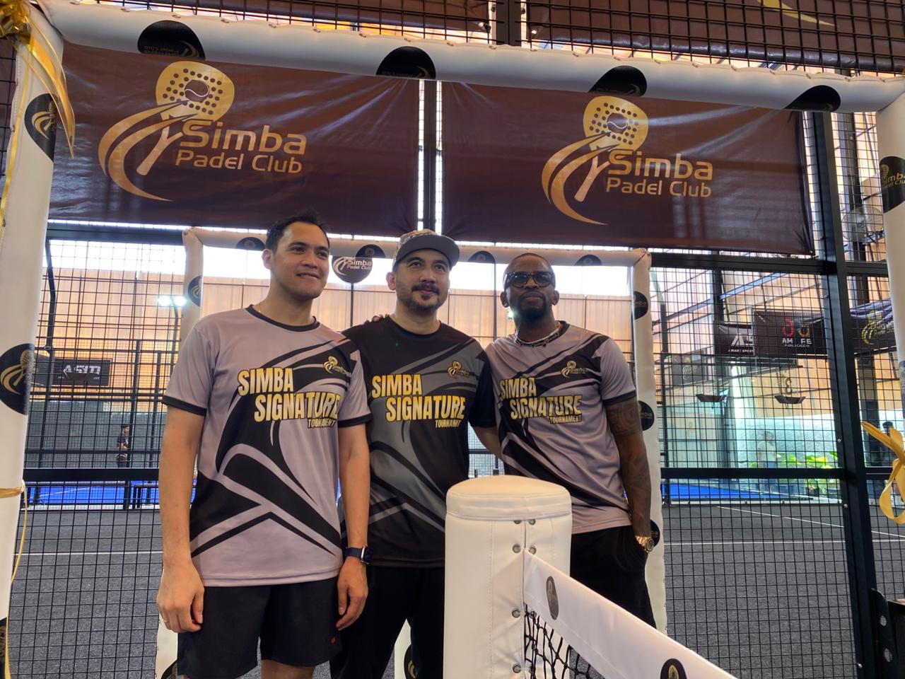 Greg Nwokolo (kanan) meninjau lapangan padel yang dia kelola.