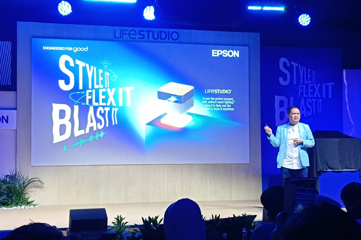 Zanipar SA Siadari, Head of Product Marketing Visual Instrument and Corporate Product Epson Indonesia saat peluncuran Epson Lifestyle Pop dan Flex di Jakarta