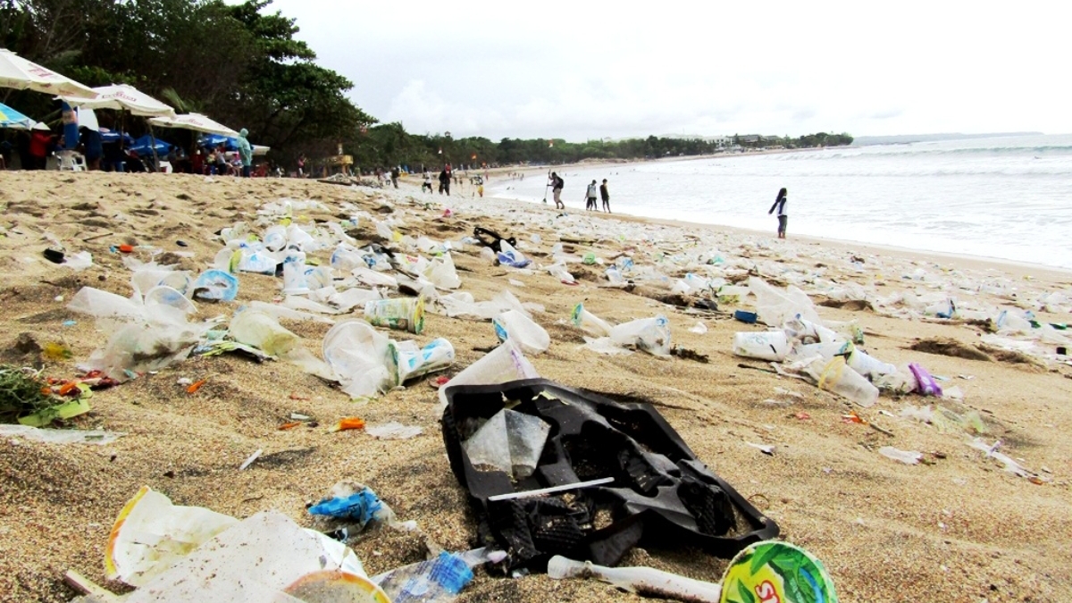 Penanganan kiriman sampah plastik di Pantai Kuta mendapat sorotan Presiden Prabowo. Gubernur Bali dan jajarannya diminta segera mengatasi. (FOTO: IST)