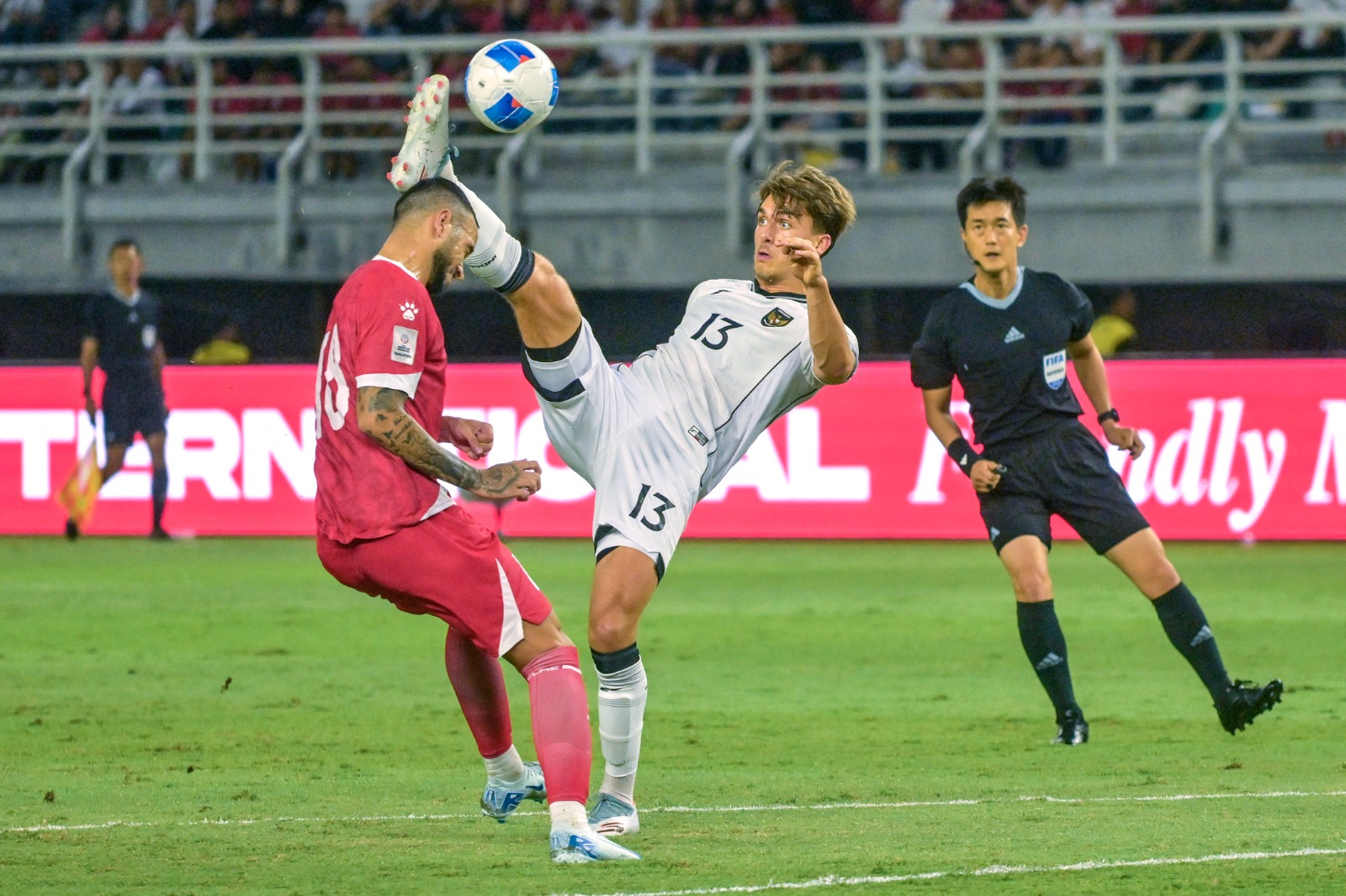 Mauro Nils Zijlstra (13) saat uji coba timnas melawan Lebanon (8/11).