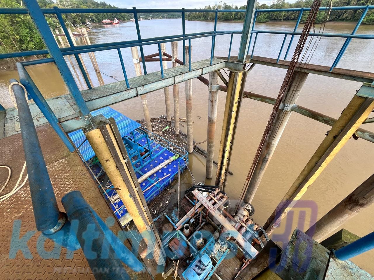 Intake Perumdam Tirta Sendawar di Sungai Mahakam rawan kerusakan karena minim pengaman, berisiko terhantam kayu besar yang hanyut.