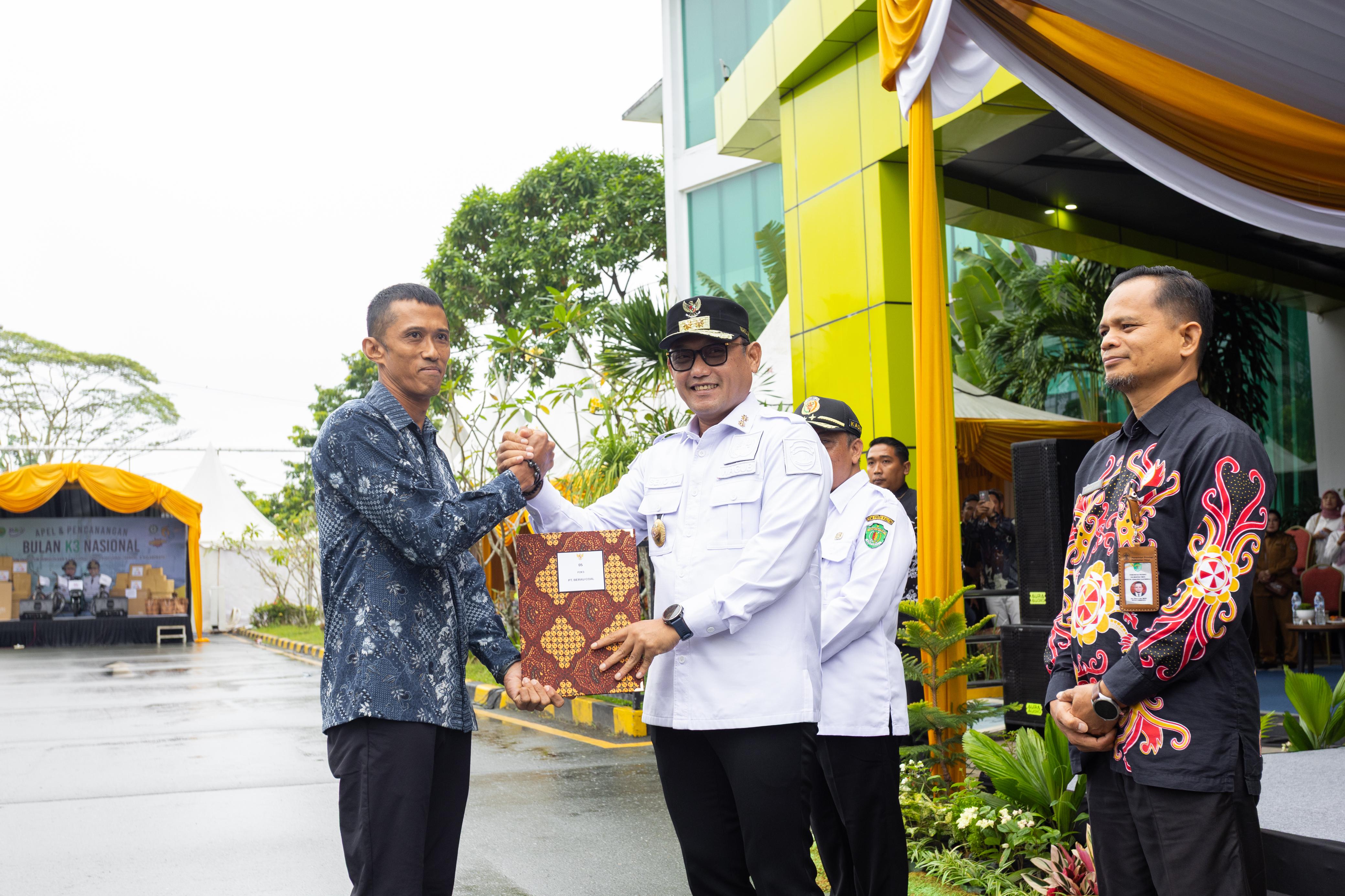 Manajemen PT Berau Coal menerima penghargaan Panitia Pembina Keselamatan dan Kesehatan Kerja (P2K3) yang diserahkan langsung oleh Wakil Gubernur Kalimantan Timur, Seno Aji.