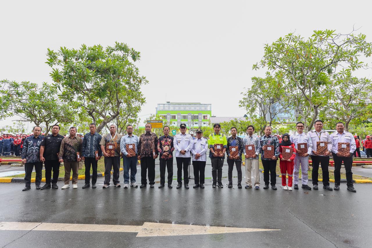 PT Berau Coal saat menerima penghargaan Panitia Pembina Keselamatan dan Kesehatan Kerja dari Wakil Gubernur Kalimantan Timur Seno Aji.