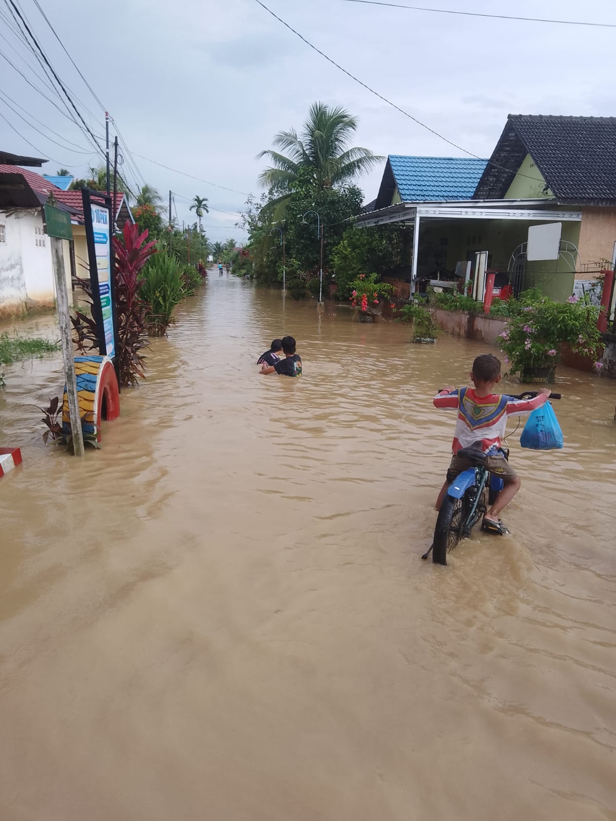 HAFIZ/KP MENGGENANG: Genangan banjir akibat pasang Sungai Mahakam berbarengan dengan hujan merendam kawasan Jalan Harun Nafsi, Kelurahan Rapak Dalam, Kecamatan Loa Janan Ilir.
