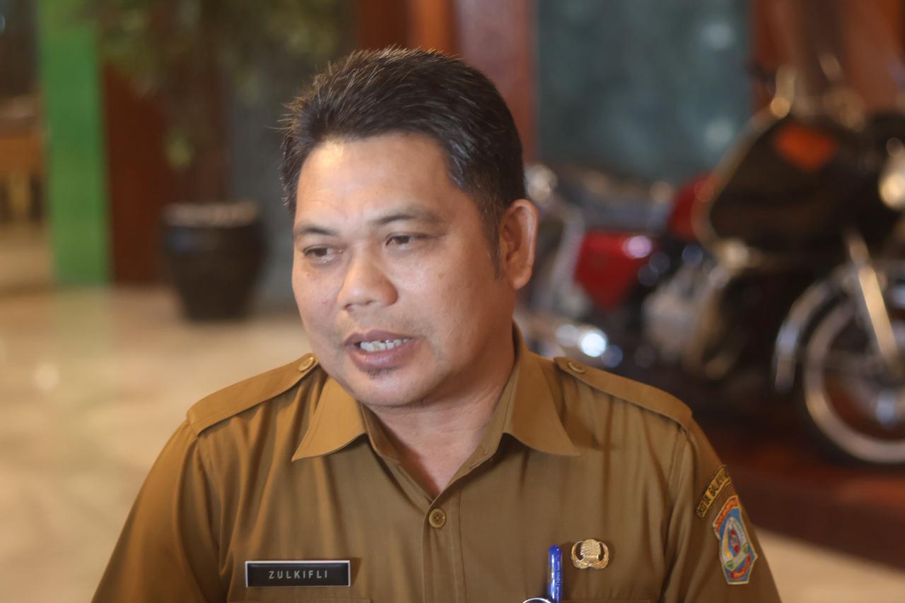 DISOROT: Asisten I Setdakot Balikpapan Zulkifli memberikan keterangan terkait Perwali aturan pemasangan baliho dan atribut parpol.