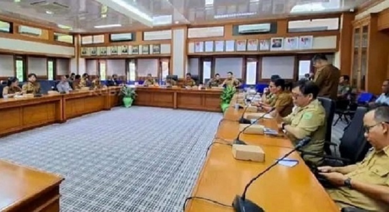 DISKUSI: Rapat pembahasan penyusunan draf Peraturan Bupati tentang jalan.
