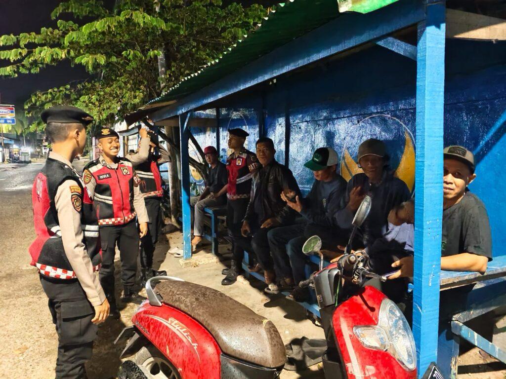 SAMBANG: Petugas melakukan patroli sambang ke sejumlah poskamling di Balikpapan.