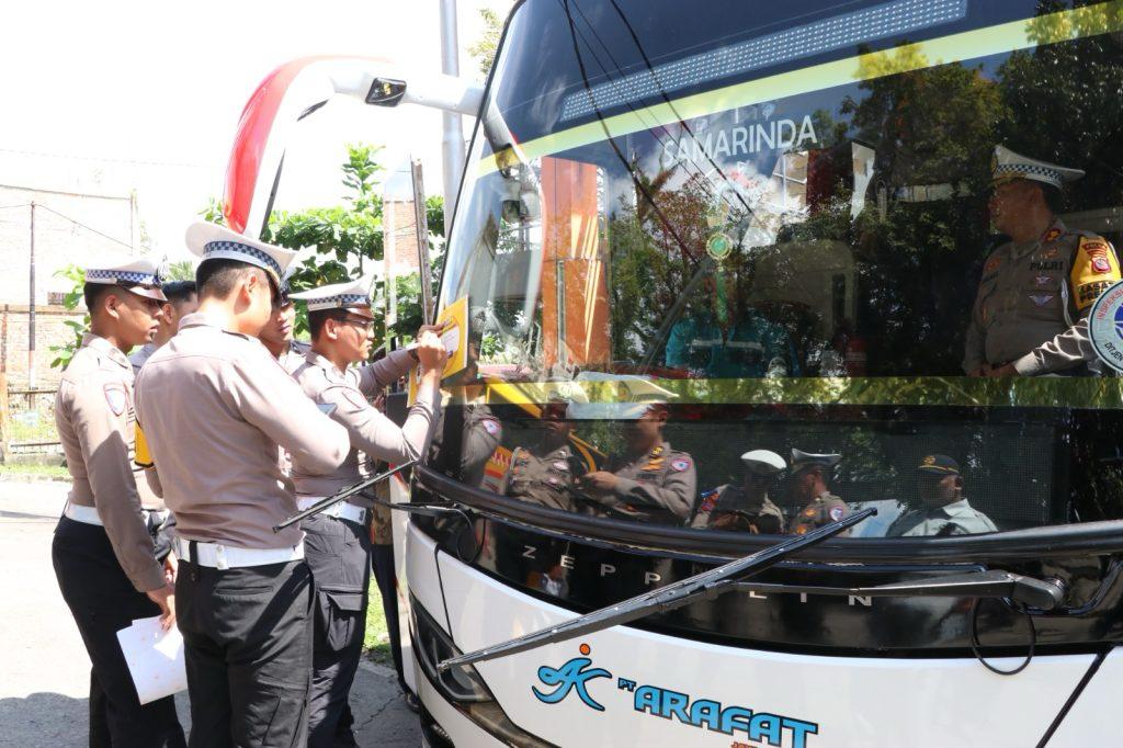 RUTINITAS: Ramp Check atau pemeriksaan kelayakan kendaraan angkutan umum di Terminal Bus Batu Ampar Balikpapan.