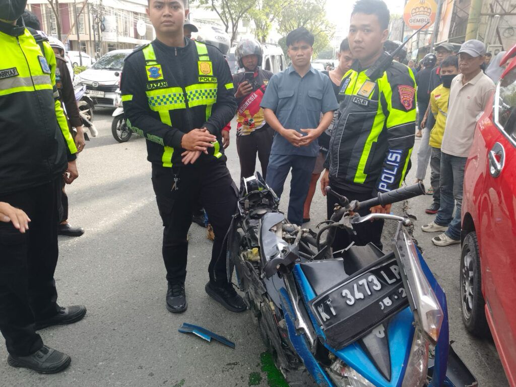 LAKA: Kecelakaan melibatkan mobil Sigra merah menabrak deretan sepeda motor yang sedang parkir.