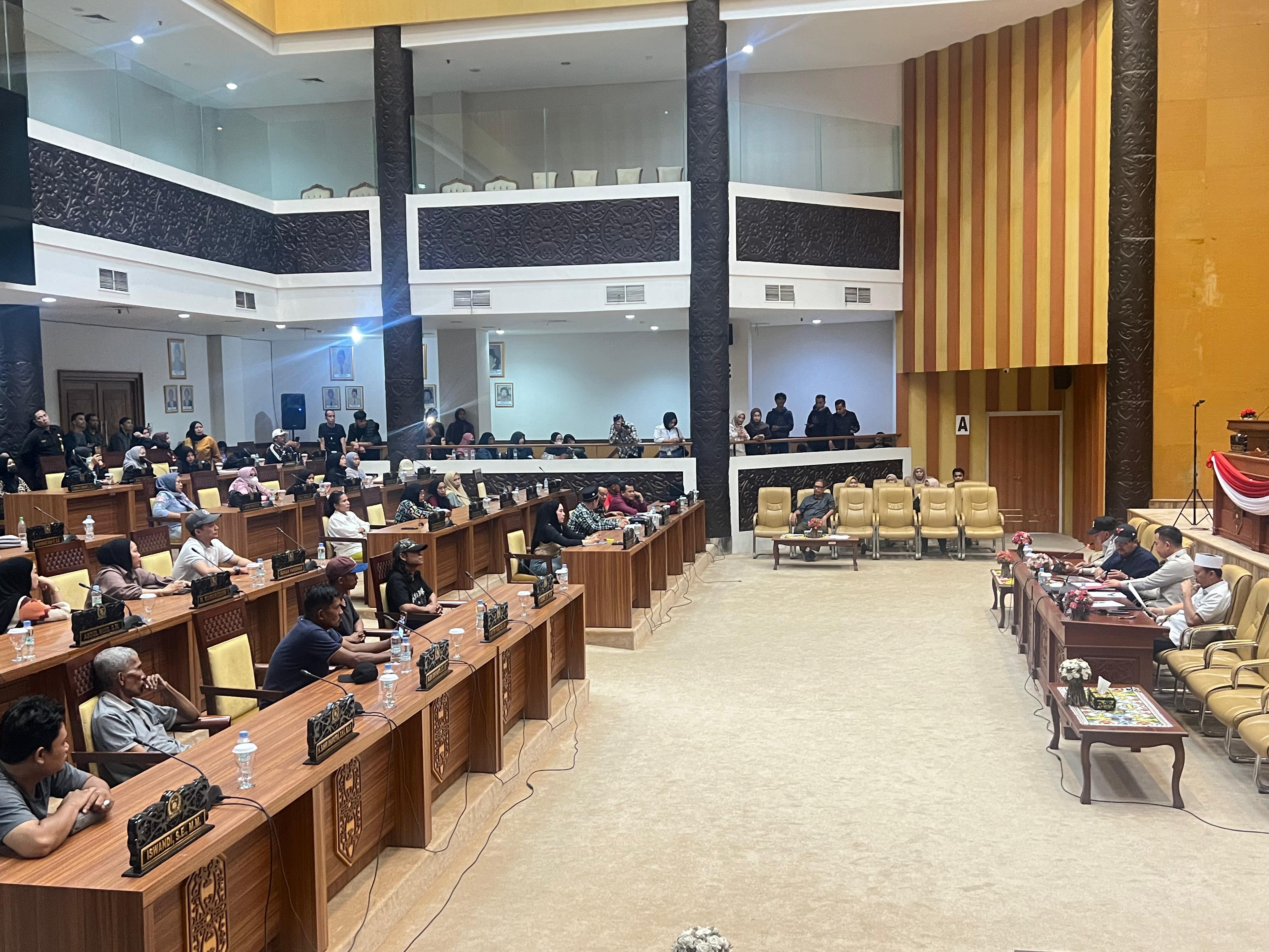 PENUH HARAP: Perwakilan pedagang Pasar Pagi lama yang kini masih berjualan di area relokasi seperti SGS mengikuti audiensi di DPRD Samarinda, menyampaikan harapan berjualan di lokasi baru.