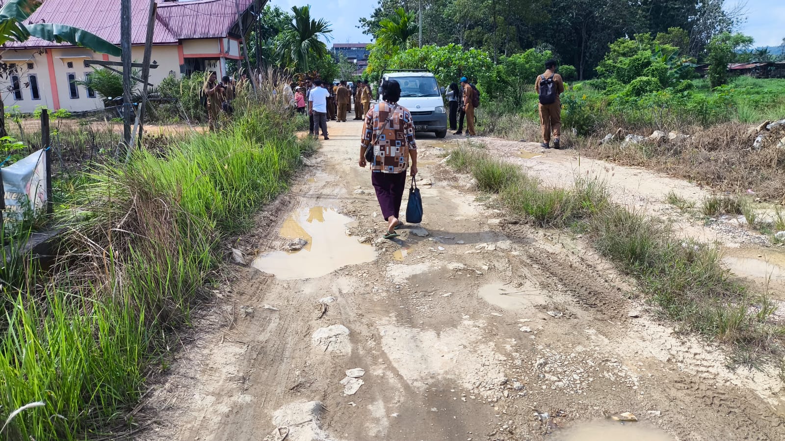 HANYA DITAMBAL: Kerusakan Jalan Pontianak IV bakal ditangani sementara menggunakan bekas agregat dari Bontang Lestari.