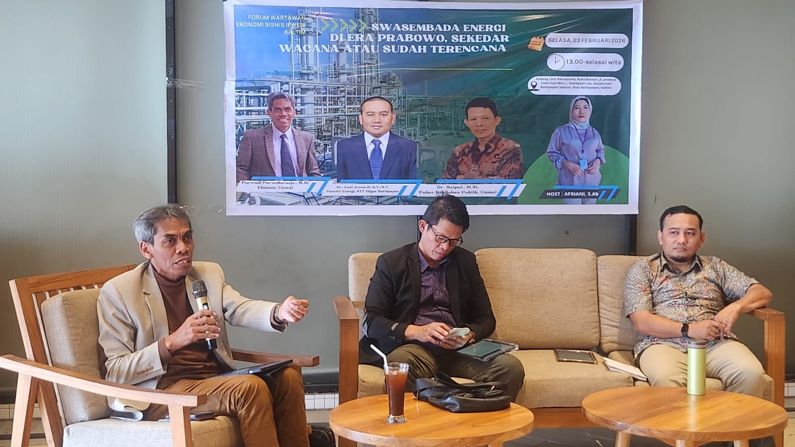 TERBUKA: Para ekonom berdiskusi mengenai dampak beroperasinya Kilang Pertamina Balikpapan.