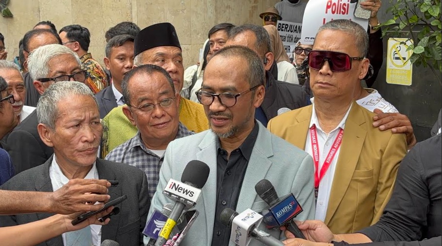 Mantan Ketua KPK, Abraham Samad saat berbicara di depan media massa.