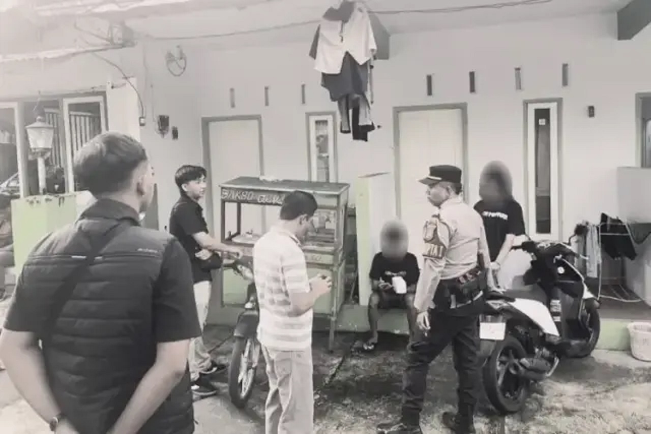 EVAKUASI: Petugas kepolisian Blitar mengevakuasi seorang istri yang dianiaya suaminya akibat bermain Tiktok.
