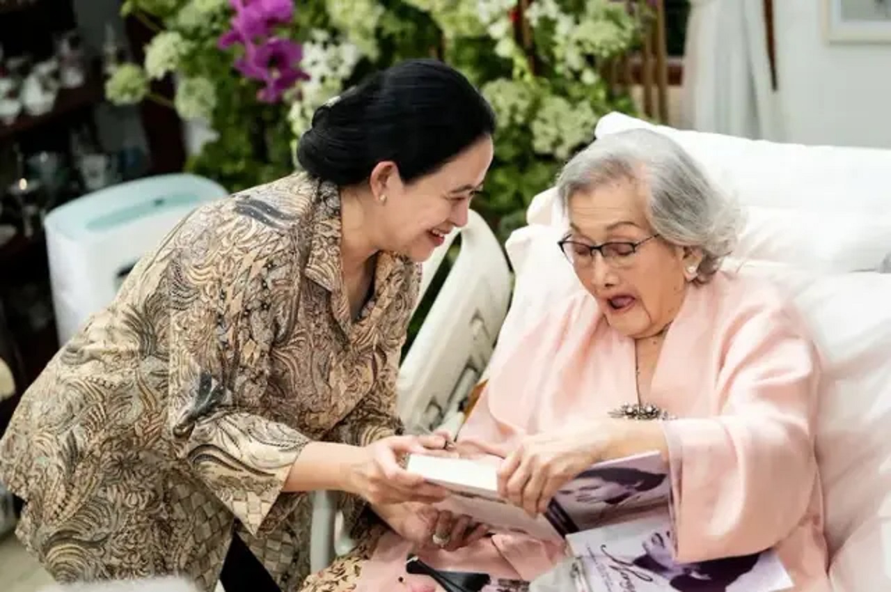Eyang Meri bersama Ketua DPR RI, Puan Maharani.