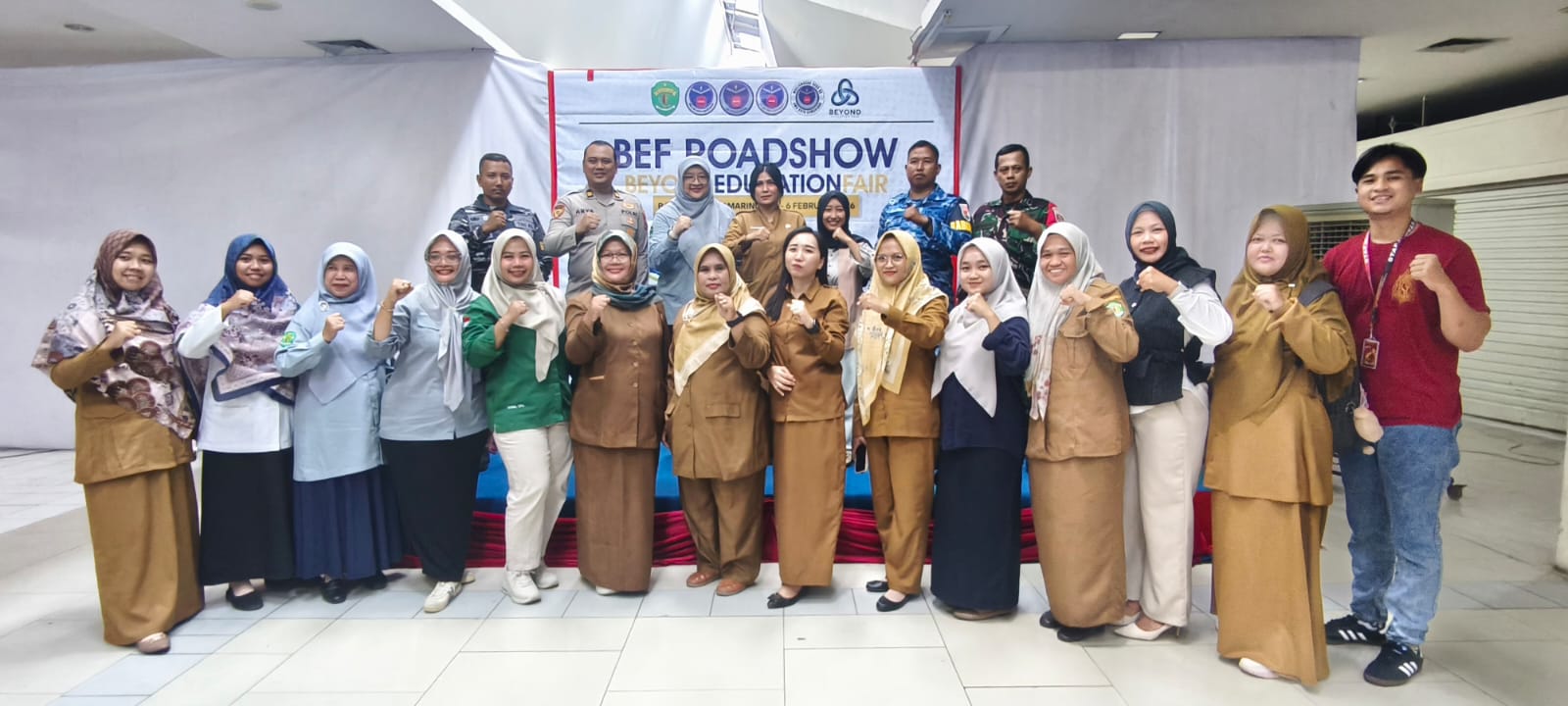 Ketua MGBK SMA/MA Lidyawati Tandi Payung (tengah belakang) membuka langsung BEF Roadshow 2026 bersama para tamu undangan yang hadir.  &nbsp;