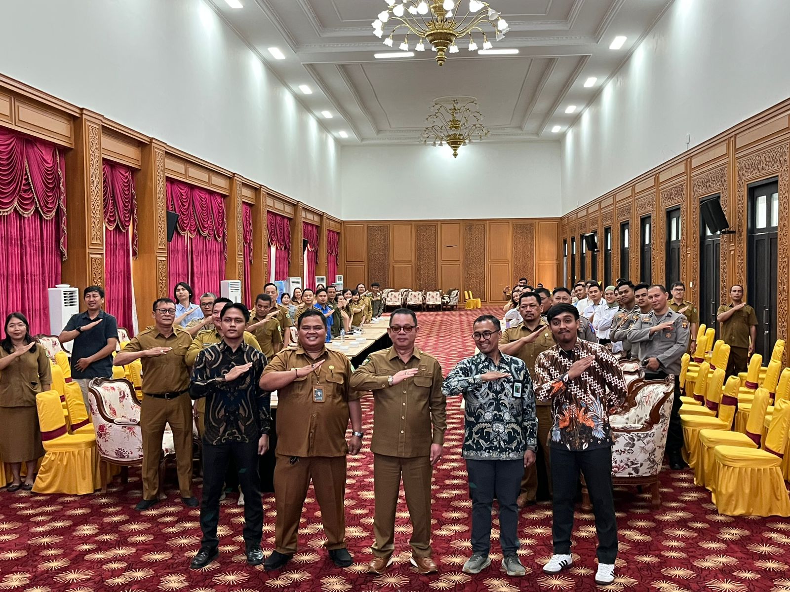 Sekkab Mahulu Stephanus Madang (tengah) bersama peserta usai membuka sosialisasi pengelolaan kekayaan negara di Ballroom Lantai 3 Setkab Mahulu, Selasa (3/2).  &nbsp;