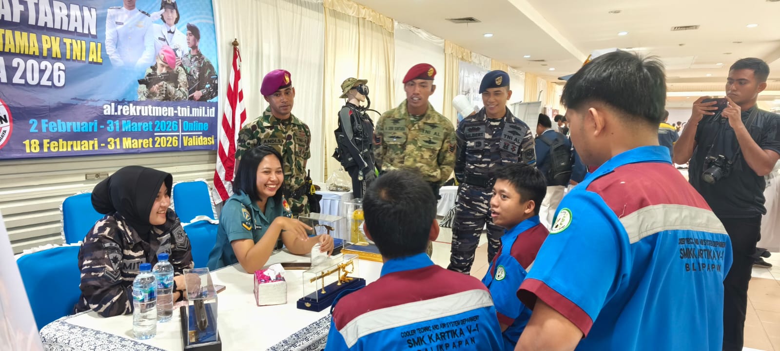 Antusias siswa menyambangi stan Akademi TNI AL yang disambut para petugas dengan baik untuk memberi berbagai informasi yang dibutuhkan peserta didik.  &nbsp;