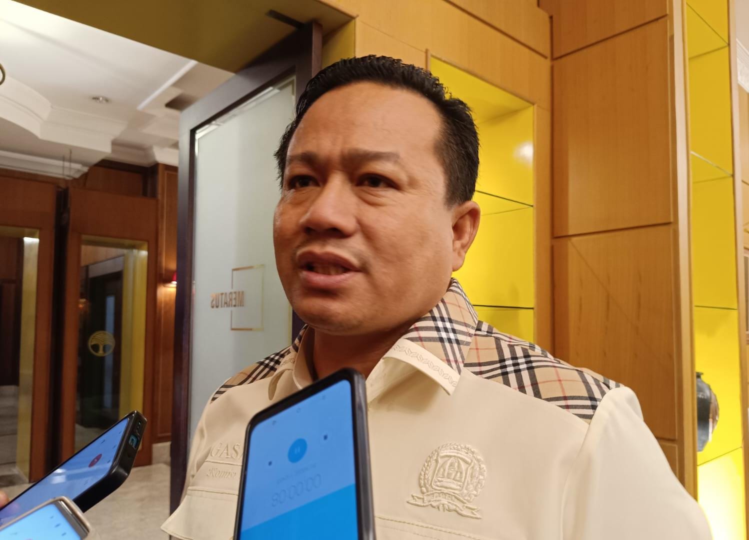 OPTIMISTIS: Ketua Komisi IV DPRD Balikpapan Gasali menjelaskan progres dan proyeksi pembangunan lanjutan RS Sayang Ibu di Balikpapan Barat yang kini terhenti akibat kinerja buruk kontraktor pelaksana