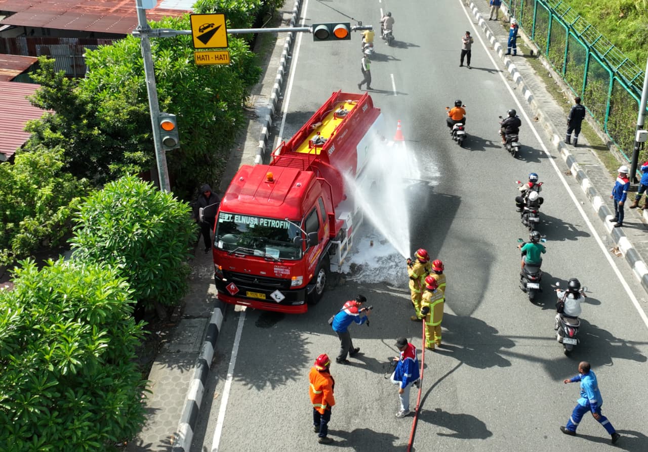 HILANG KENDALI: Simulasi kondisi darurat digelar di Jalan Panorama Baru, kawasan PT KPI Balikpapan, dengan skenario mobil tangki kehilangan kendali akibat komponen draglink lepas dan menabrak tiang