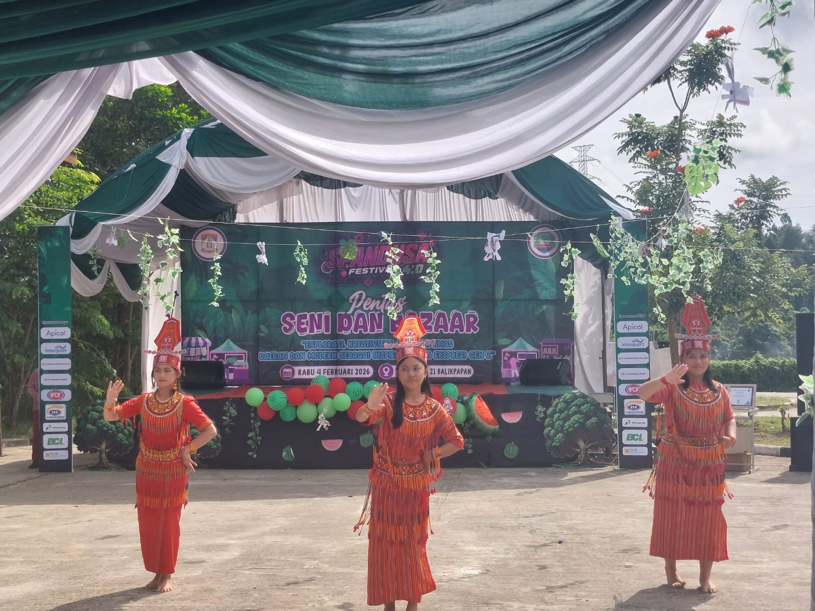 GEMULAI: Sejumlah siswa SMP 21 Balikpapan tampil memukau dalam pentas seni Spandusa Festival 4.0 di Balikpapan, Rabu (4/2).
