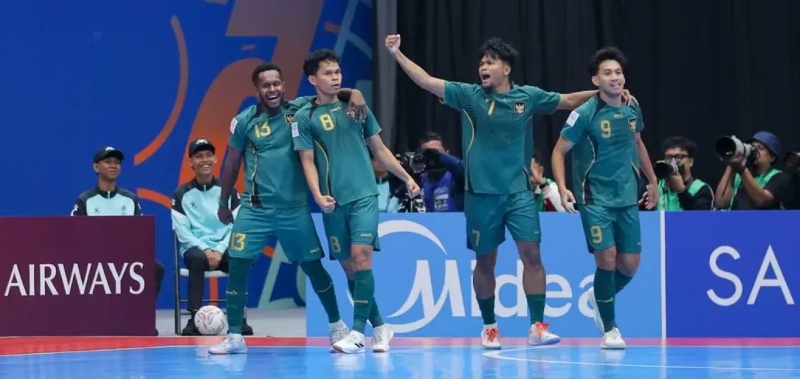 Timnas Futsal Indonesia merayakan kemenangan usai memastikan langkah ke semifinal Piala Asia Futsal 2026, menandai pencapaian bersejarah di ajang futsal Asia. (Foto ist)
