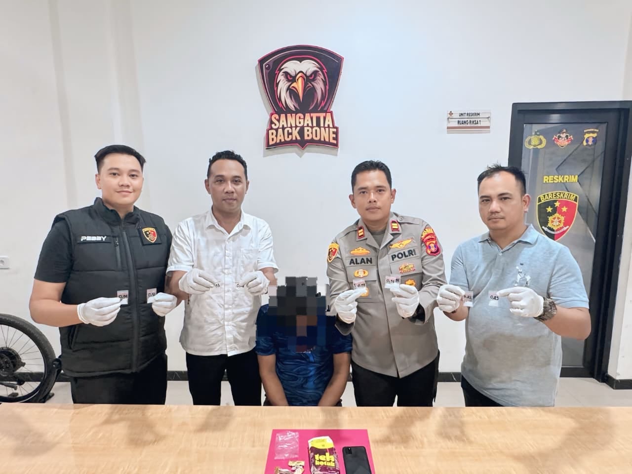 MR (33), terduga pengedar sabu, diamankan Unit Reskrim Polsek Sangatta Utara bersama barang bukti narkotika, Selasa (3/2).