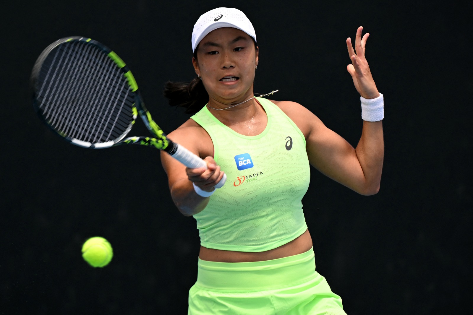 Janice Tjen ketika menghadapi Karolina Pliskova pada putaran kedua tunggal putri Australia Open 2026 (22/1).