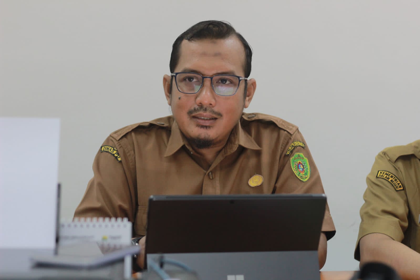 Jimmy Julianto, Plt Cipta Karya PUPR PPU, saat menjelaskan program pembangunan jamban sehat bagi warga Penajam Paser Utara, Selasa (3/2/2026).