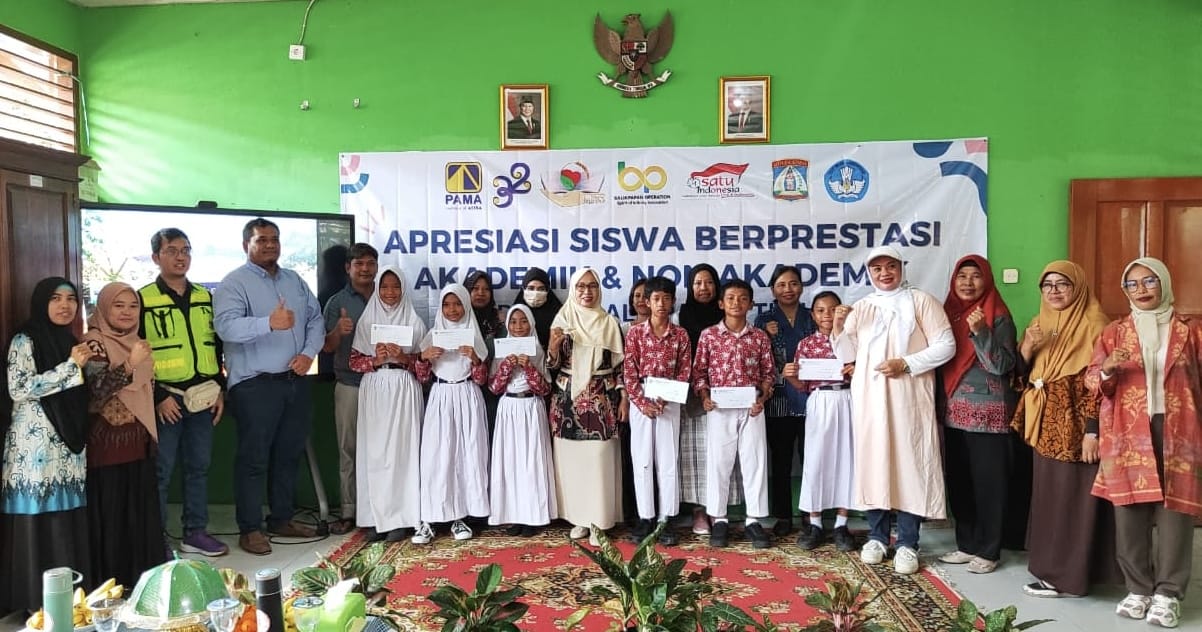 Beasiswa diberikan kepada puluhan siswa yang dinilai memiliki prestasi  kategori akademik dan nonakademik.