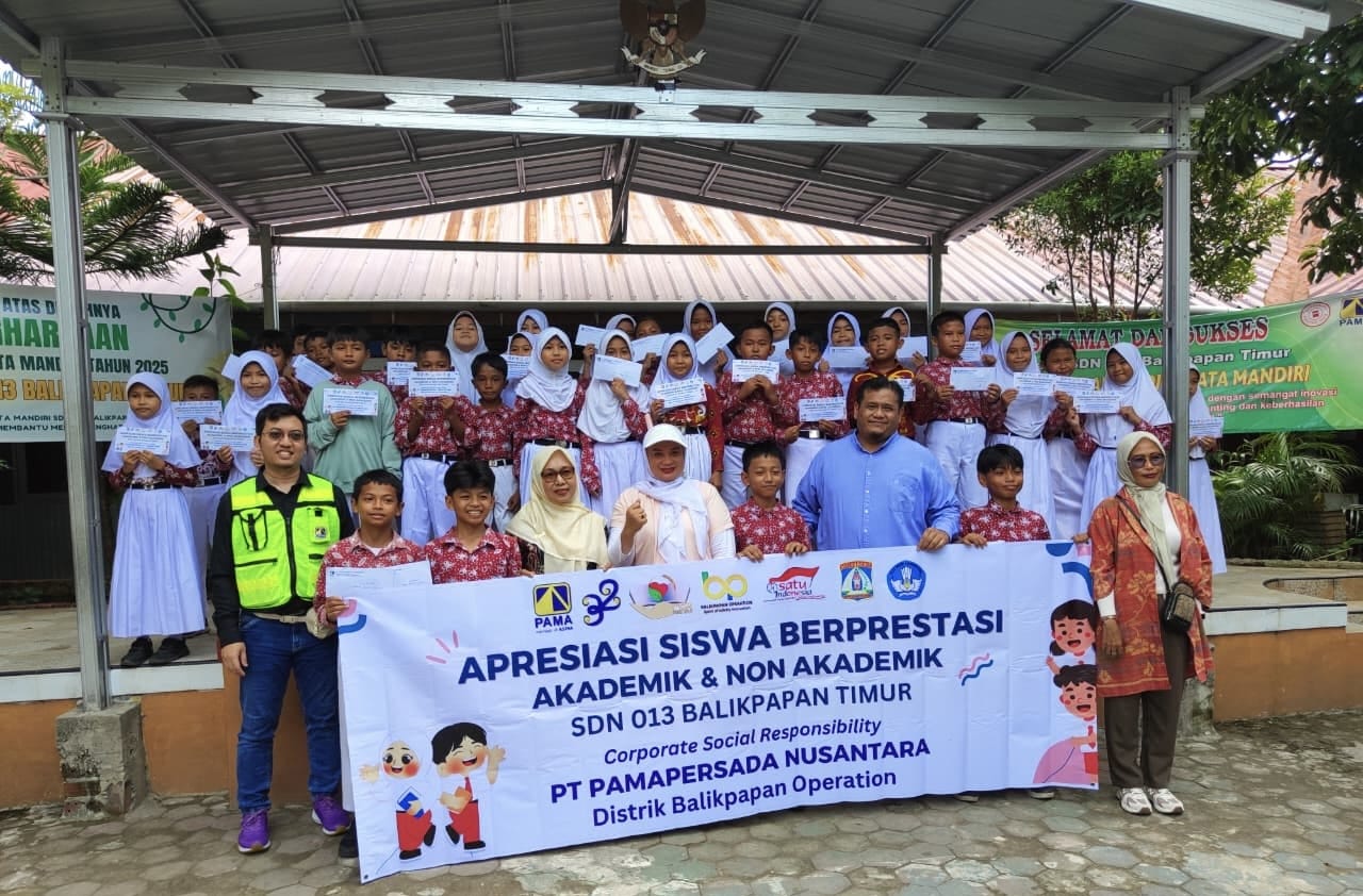 PENYERAHAN SIMBOLIS: Prosesi simbolis penyerahan beasiswa kepada siswa di SD Negeri 013 Balikpapan Timur oleh perwakilan PAMA BPOP.