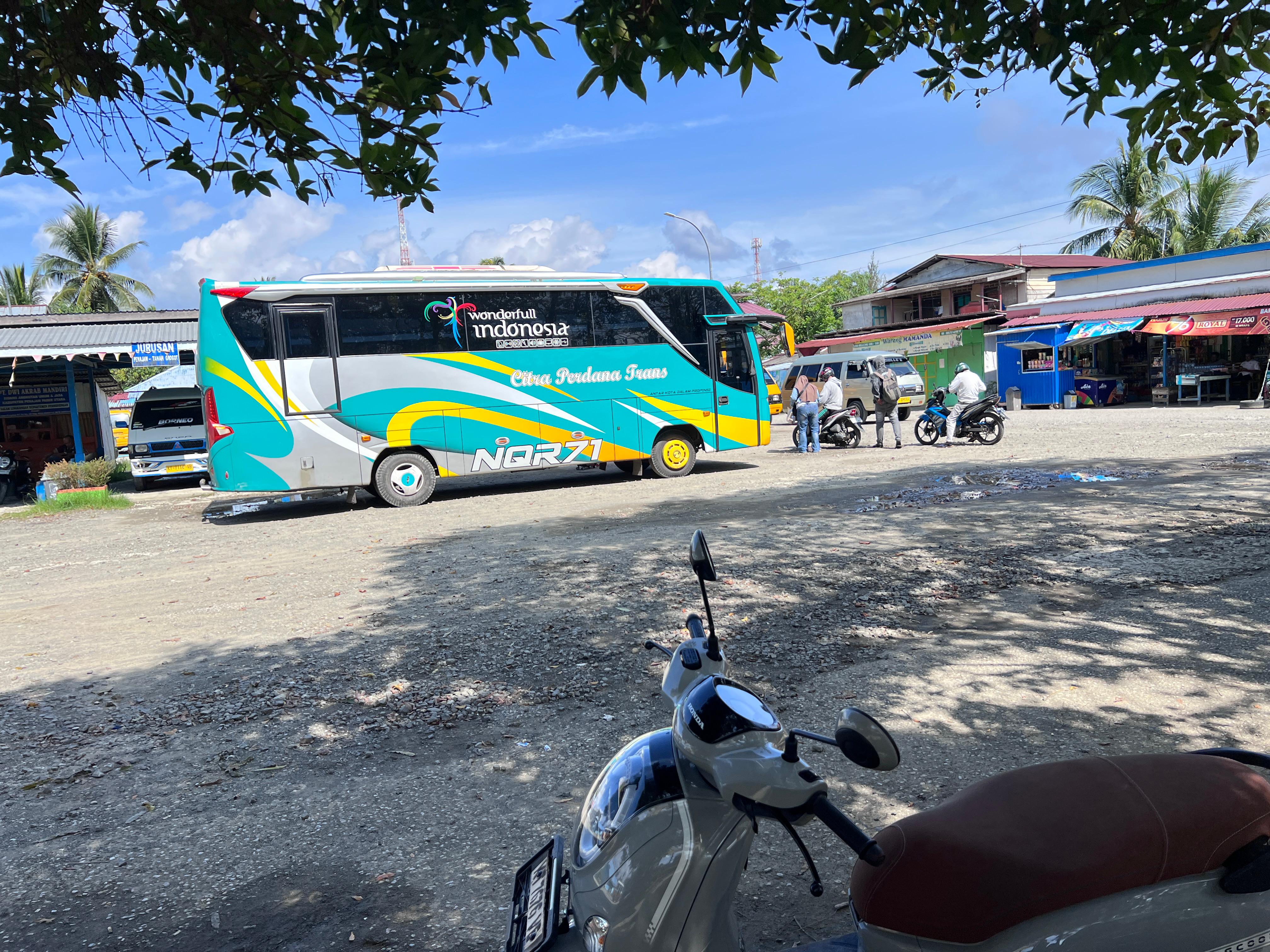 Penumpang di Terminal Penajam di hari kerja dan awal tahun 2026 ini semakin sepi, beberapa kali bus antar daerah batal berangkat karena jumlah penumpang tidak mencukupi. (NAJIB/KP)