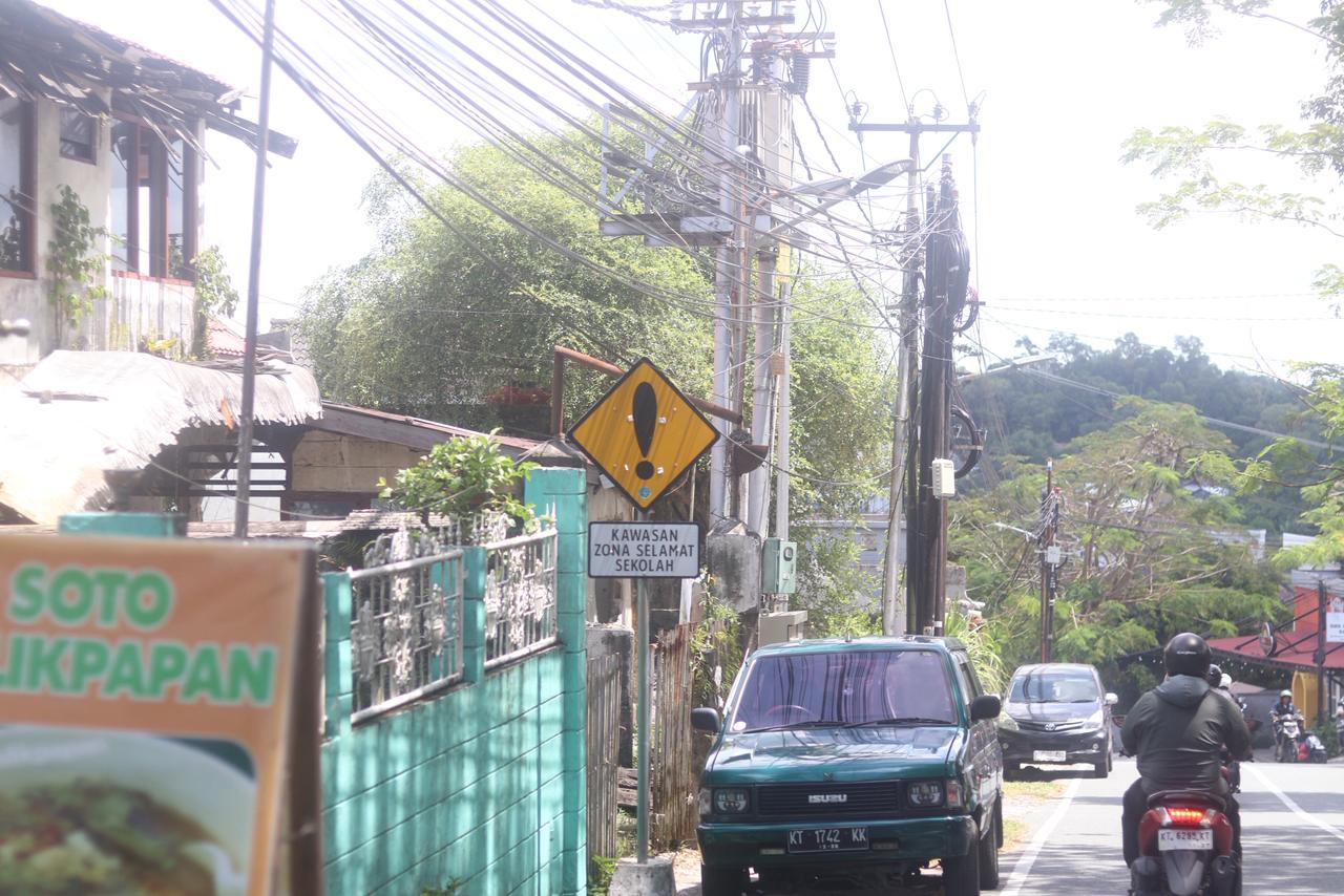 GANGGU ESTETIKA: Kondisi jaringan kabel internet dan telepon yang semrawut melintang di salah satu sudut jalan di Balikpapan.