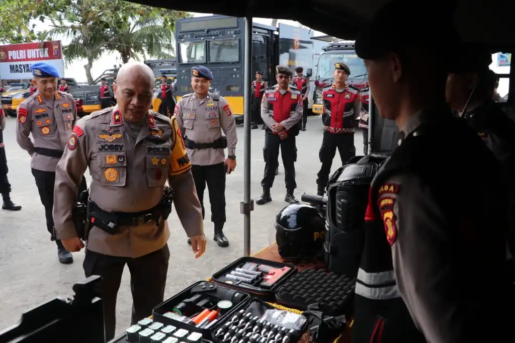 CEK KESIAPAN: Wakapolda Kaltim Brigjen Pol Adrianto Jossy Kusumo melakukan pengecekan kesiapan personel serta kelengkapan sarana dan prasarana.