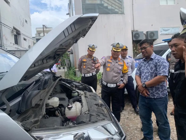 PENGECEKAN: Kendaraan umum yang dinyatakan memenuhi standar keselamatan diberi stiker tanda lulus uji.