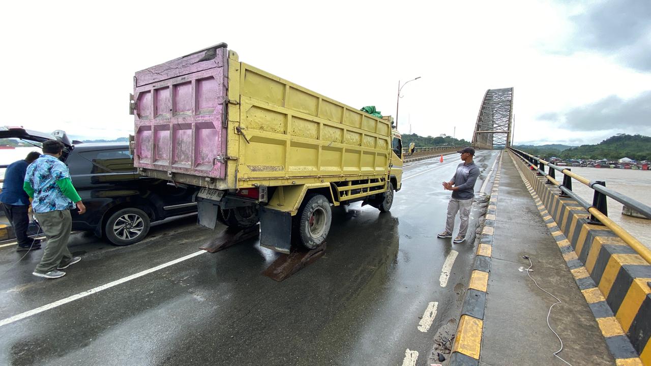 Meski uji sebelumnya nyatakan sehat, Jembatan Mahulu Samarinda kembali diperiksa total usai insiden 25 Januari 2026. (RAMA SIHOTANG/KP)