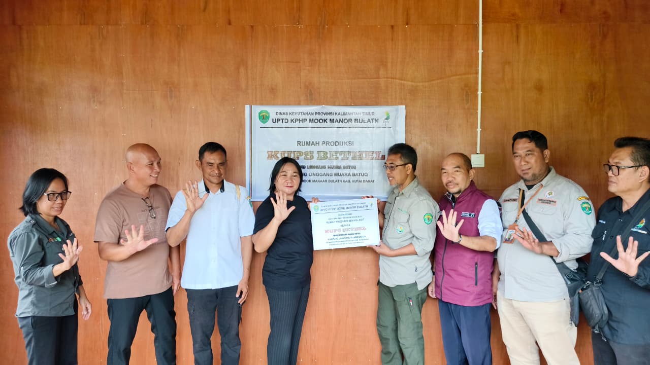 PENYERAHAN BANTUAN: KPHP Mook Manar Bulat, Enggar Setiabudi (keempat kanan) saat menyerahkan bantuan alat produksi kepada Ketua KUPS Bethel, Deby Rantung.