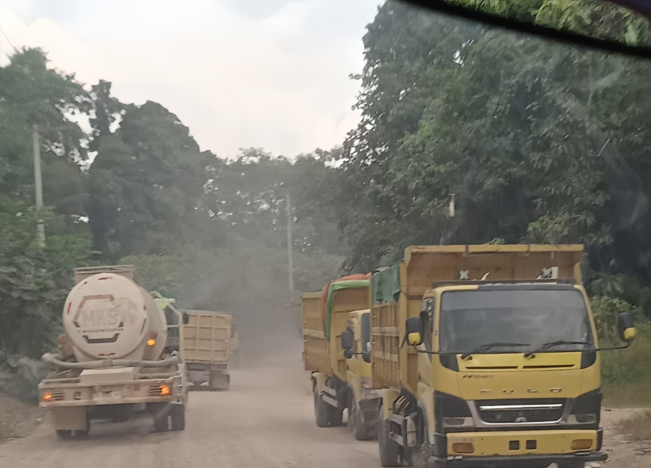 BIKIN RESAH: Truk pengangkut material untuk perusahaan semen melintas di jalan Desa Sekerat Kecamatan Bengalon, Kutai Timur.
