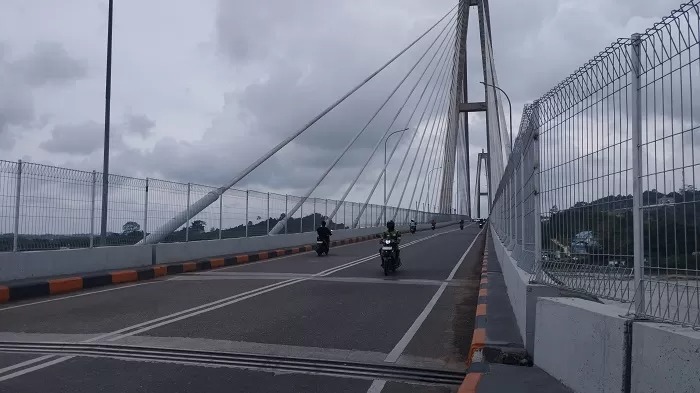 GAMPANG DICURI: Perangkat kabel lampu di Jembatan Achmad Amins dicuri maling media Januari lalu, sehingga dalam waktu dekat akan dipasang CCTV.