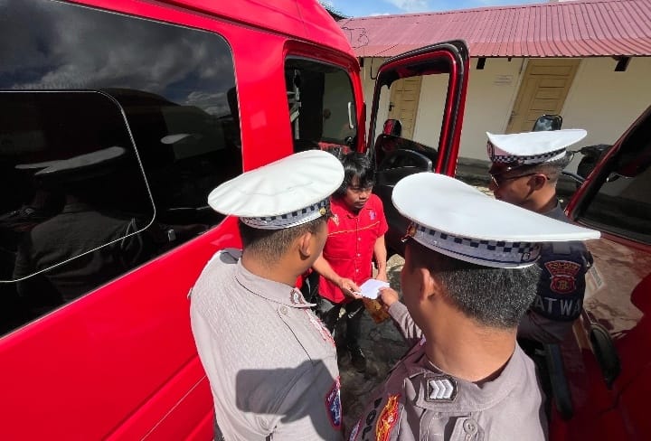 PERIKSA DOKUMEN: Personel Polres Kubar, saat melakukan pemeriksaan dokumen di salah satu penyedia jasa travel di Kubar.