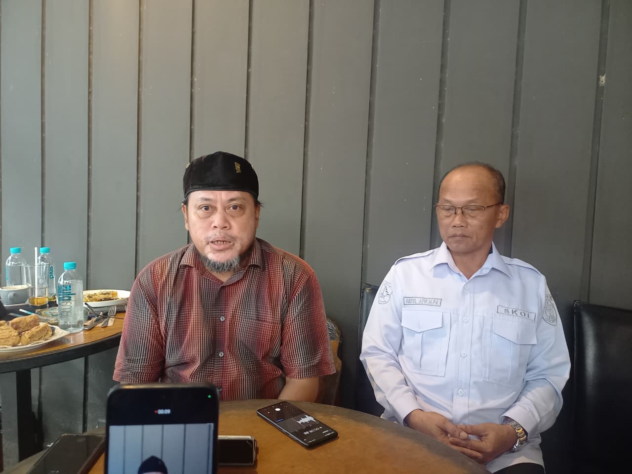 Abdul Afif (kanan), Kepala Sekolah Khusus Olahragawan Internasional (SKOI) Kaltim, yang didampingi kuasa hukumnya, Roy Hendrayanto (kiri), mengklarifikasi sorotan Dewan Pendidikan Kaltim. (EKO/KP)