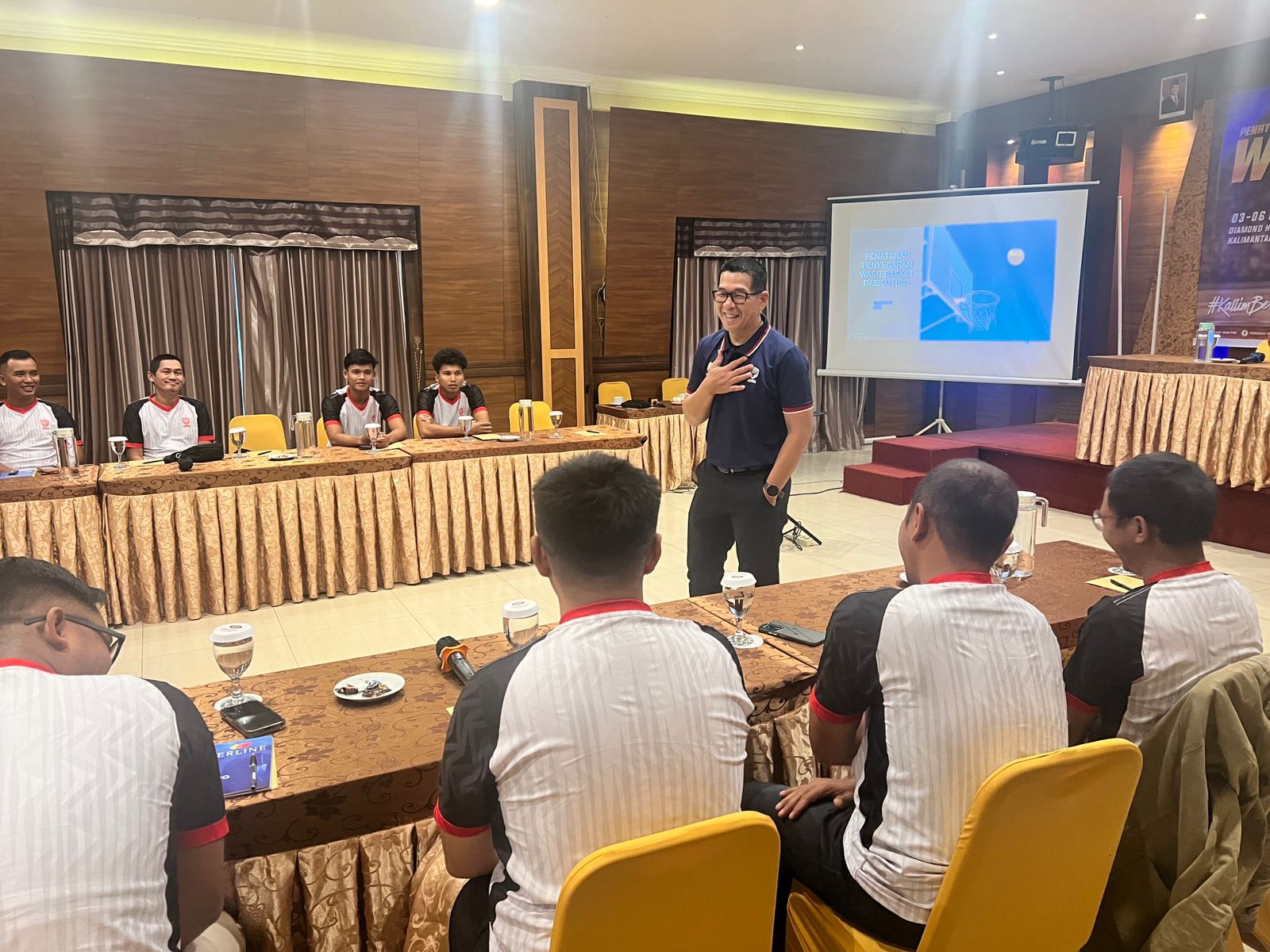 TRANSFER ILMU: Harja Jaladri menjadi pemateri yang didatangkan Perbasi Kaltim untuk program Penataran dan Refresh Wasit B2 di Samarinda.