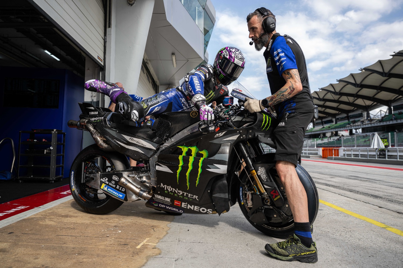 Mekanik Yamaha membantu Fabio Quartararo meninggalkan pit lane untuk persiapan tes di Sepang, Selasa (3/2).