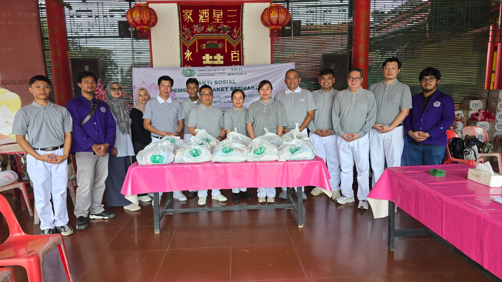 BAKSOS: Panitia relawan Tzu Chi mengabadikan momen bersama di sela-sela melaksanakan kegiatan menyambut perayaan Imlek 2577/2026.