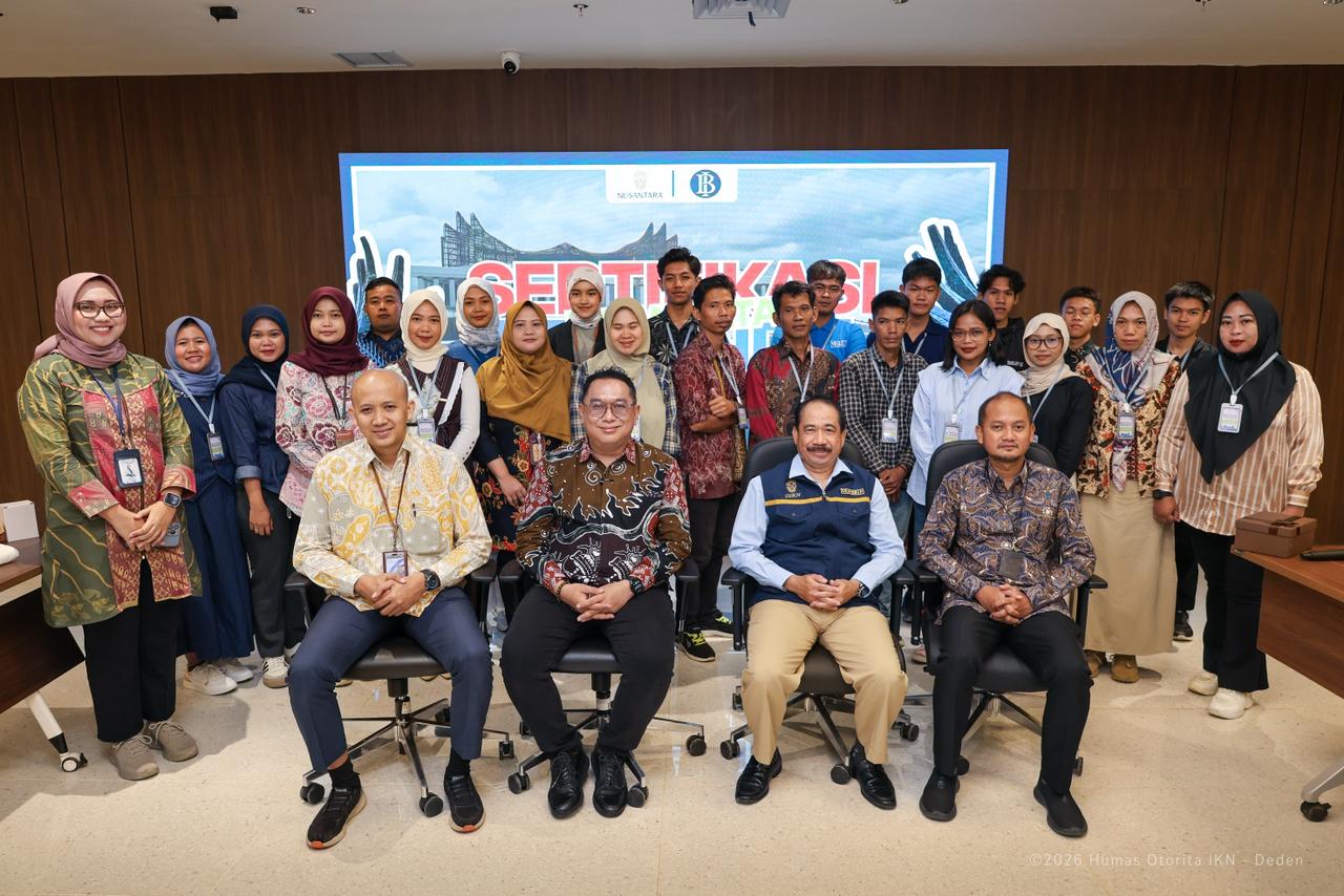 LATIH: OIKN melatih warga setempat untuk menjadi pemandu wisata profesional.
